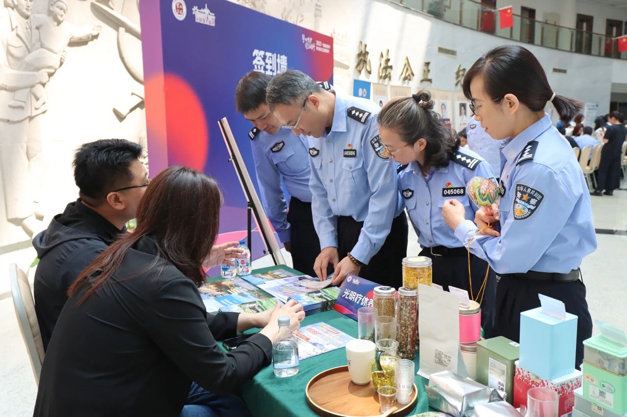 20250601 城服公司品質(zhì)生活館攜光明好物亮相“警心守護(hù),健康同行”健康市集1.jpg 20250601 城服公司品質(zhì)生活館攜光明好物亮相“警心守護(hù),健康同行”健康市集1.jpg